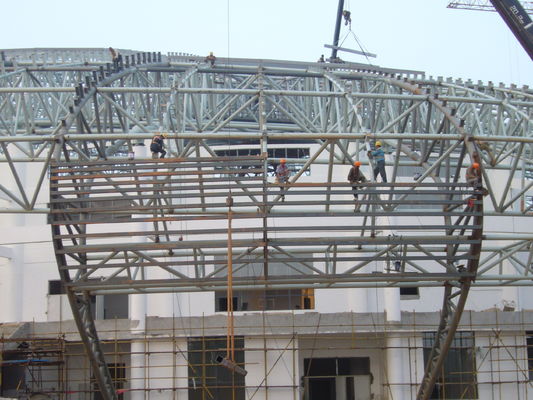 Armadura de techo de acero para el vestíbulo del centro de comercio de materias primas Soluciones de diseño elegantes y funcionales Pakaian atap baja untuk ruang depan pusat perdagangan bahan baku