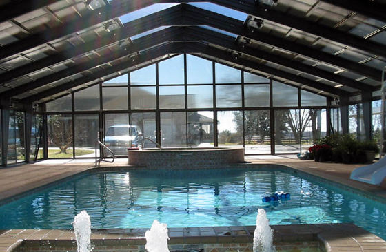 Pintu terbuka untuk kolam renang tertutup meningkatkan cahaya alami dan estetika.