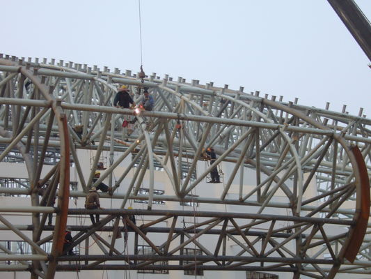 Harga Pabrik Rangka Baja Ringan Prefabrikasi Baja Ringan Untuk Konstruksi Bangunan Atap Stadion Sistem Atap Stasiun Desain Gratis ISO GB